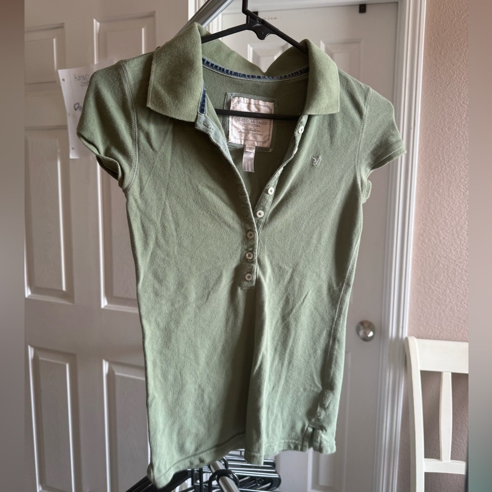 Great condition! American Eagle Women’s Polo Shirt. Size Small.